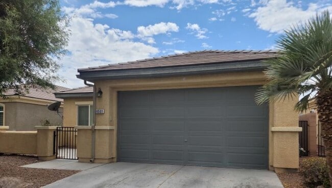 Building Photo - Single story with lots of tile in living a...