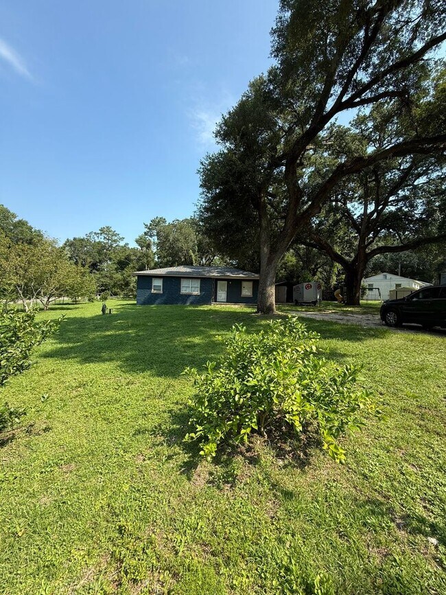 Foto del edificio - 4 bedroom 1 bath house with a large fenced...
