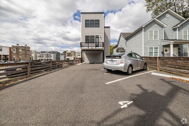 Estacionamiento fuera de la calle - 1122 Bainbridge Street