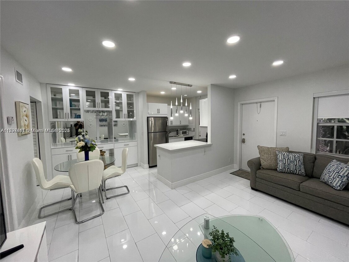 Foto principal - 1407 NE 56th St