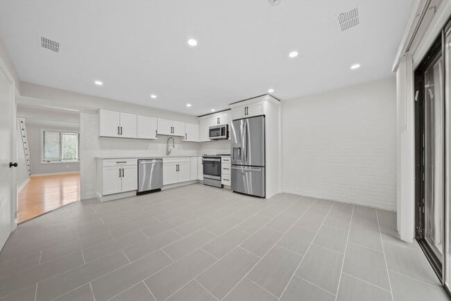 Building Photo - 44 Pinebrook Ln