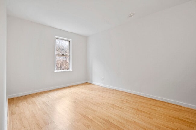 Building Photo - Spacious 2 Bedroom, 1 Bath Home in Sharpsb...