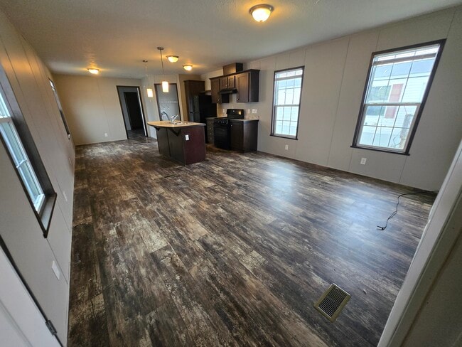 Building Photo - 6001 E Maple