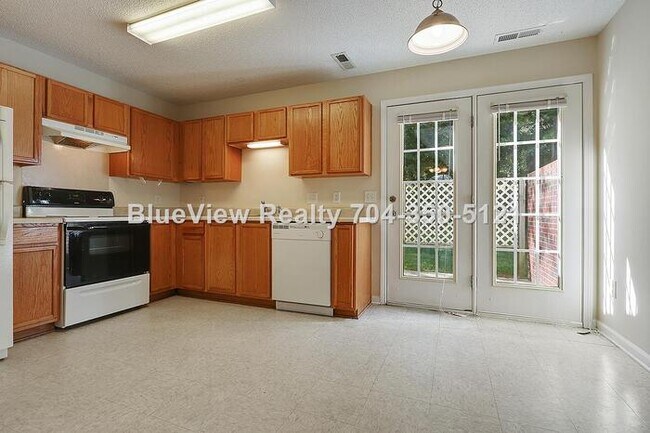 Building Photo - Beaufiful Townhouse 2 bed 1.5 bath in Monroe
