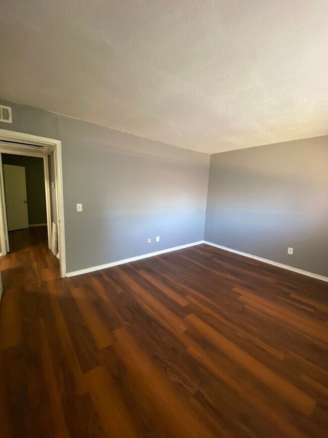 Foto del edificio - 2 Bedroom 1 Bath Apt at the Monterey Squar...