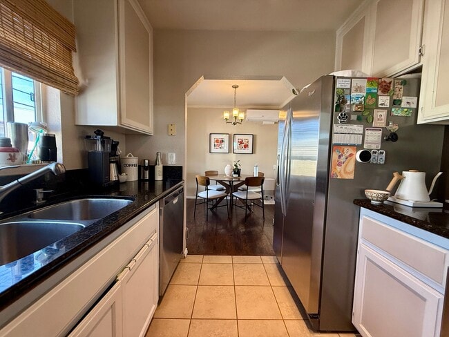 Building Photo - Spacious & Private 2 Bedroom Apartment wit...