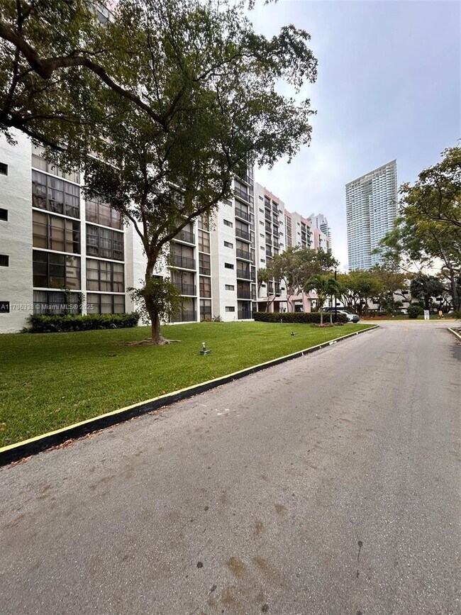 Foto del edificio - 17021 N Bay Rd