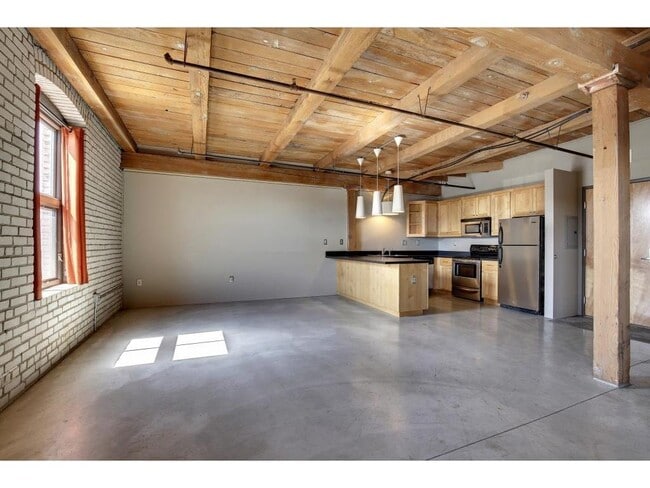Building Photo - 127 5th St NE