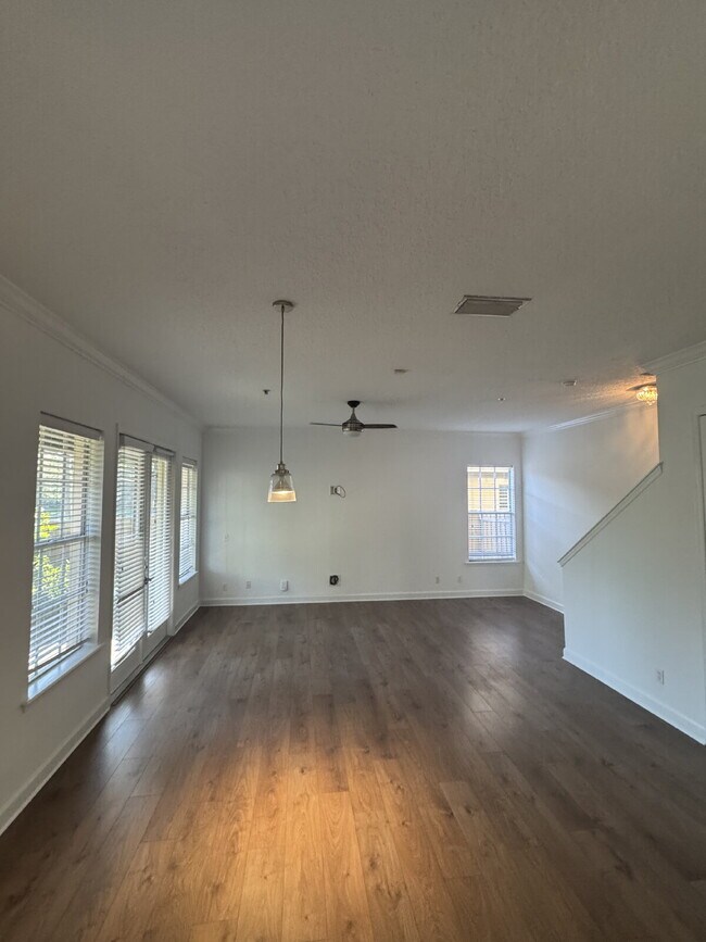 Foto del edificio - "Spacious 3-Bed Townhouse Retreat in Tampa's Heart - Modern Comforts Await!"