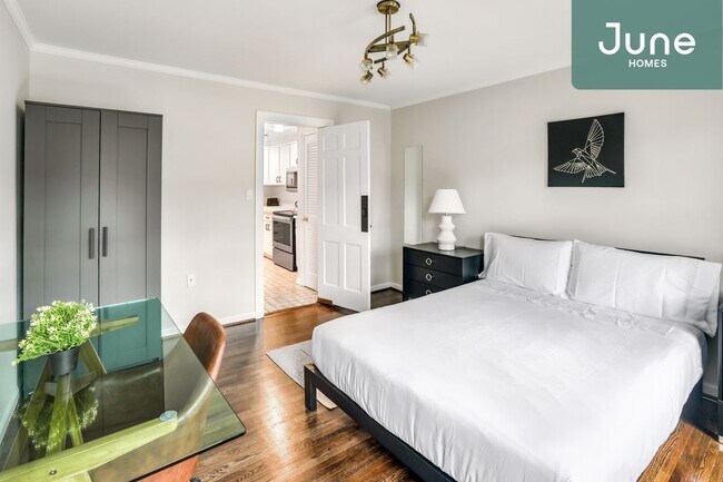 Foto del edificio - ROOM ONLY in 7-bed/3.5-bath Home