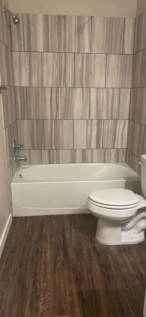 Building Photo - 5212 Oakwood villa