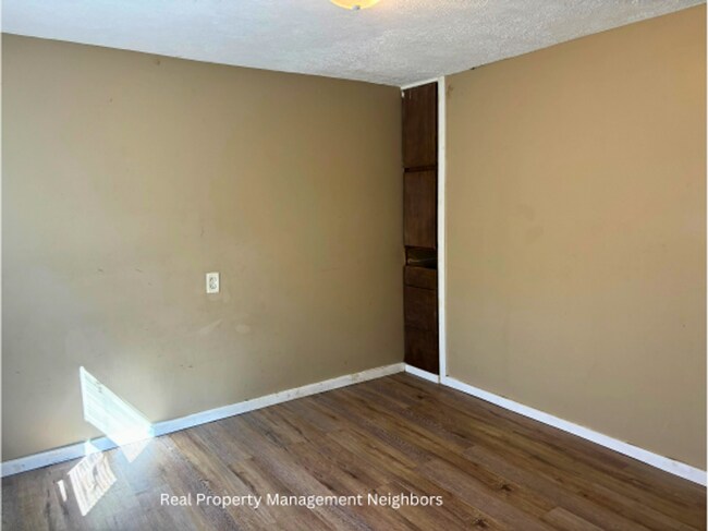 Foto del edificio - Large and Sunny 4 Bed 1 Bath Home Availiab...