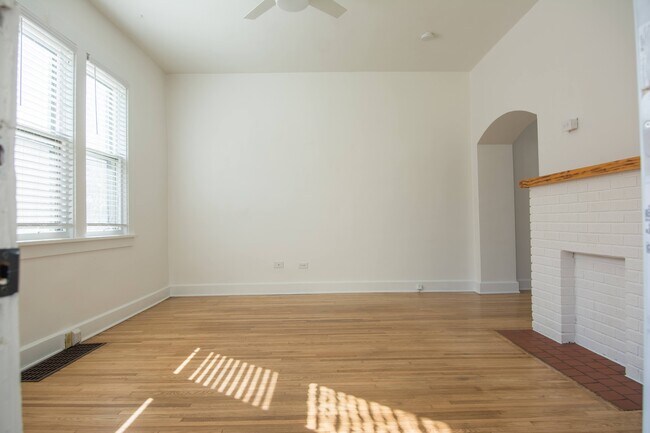 Foto del edificio - 145 E 7th St