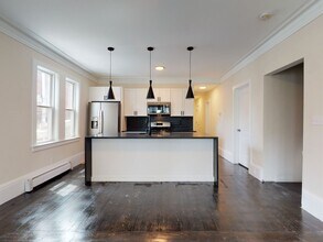 Building Photo - 824 Parker St