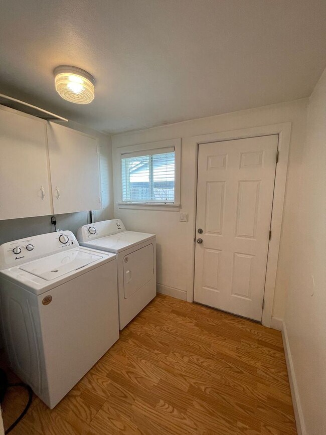 Foto del edificio - Cozy 2BD Duplex with carport!