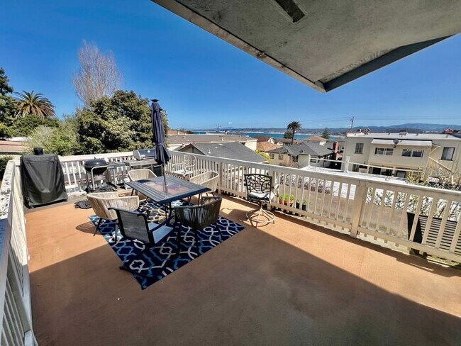 Building Photo - 2 bedroom 1 bath apartment in Downtown Monterey!
