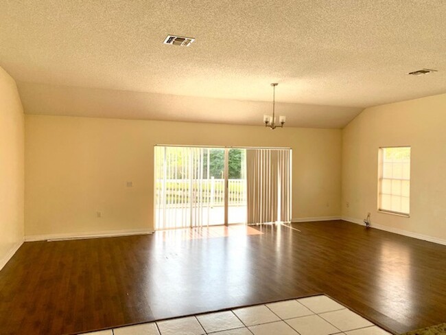 Foto del edificio - Location, Location, Location! Spacious Tow...