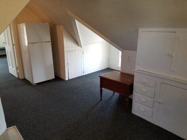 dining / living area - 129 Elm Rd NE