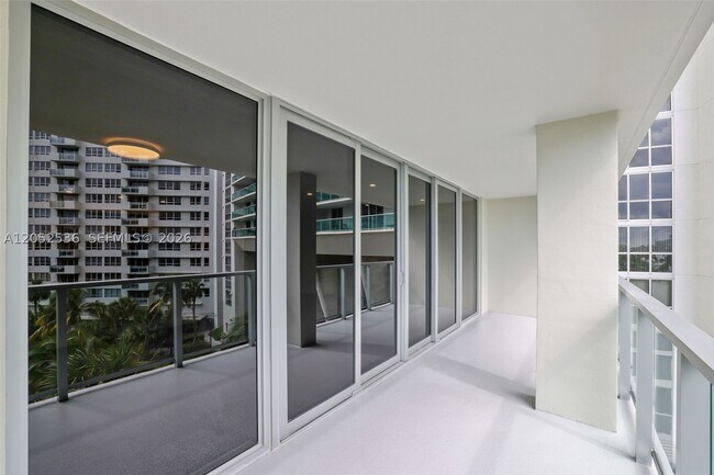 Foto del edificio - 1500 Bay Dr E
