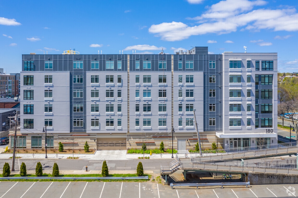 Telford 180 Apartments in Boston, MA