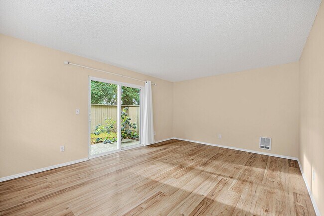 Foto del edificio - North Tacoma Condo Living | 2 Bed, 1.5 Bath End-Unit | Great Amenities!