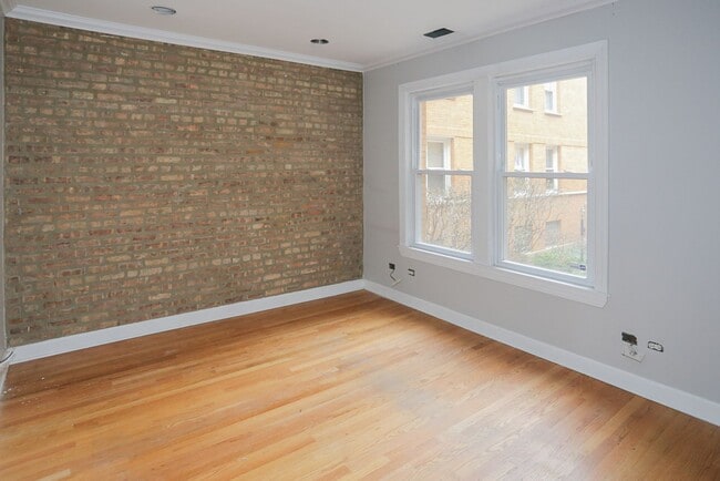 Building Photo - 628 W Roscoe St