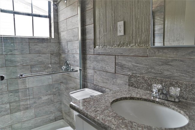 Building Photo - 3314 N MacGregor Way