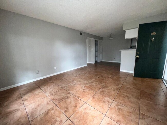 Building Photo - Excellent 1bed/1 bath Regency Gardens, nea...