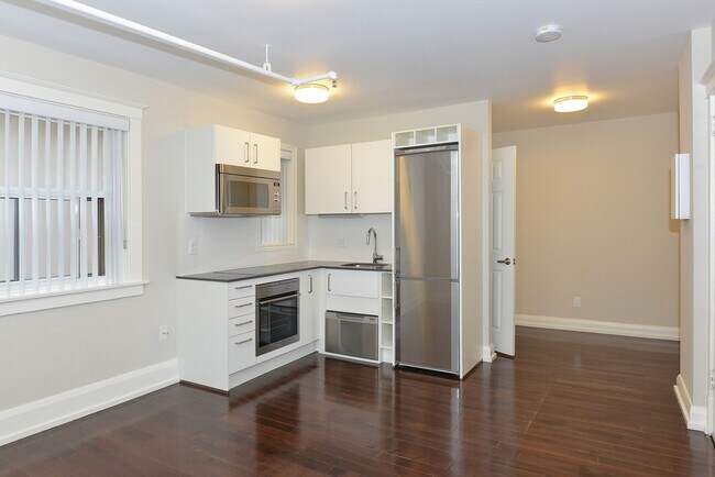 Building Photo - 54 Maitland St