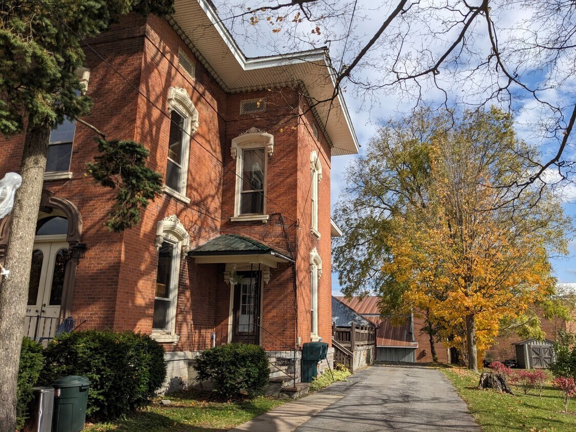 Foto principal - 7584 Park Ave