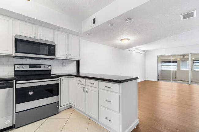Building Photo - 1100 Crystal Lake Dr