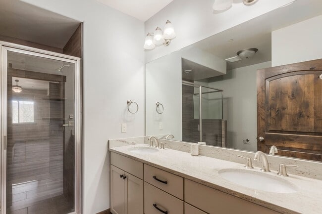 Foto del edificio - Bright & Spacious 2-Bed Condo in Black Roc...