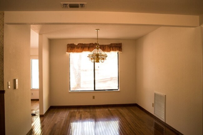 Foto del edificio - 16320 Loretta Ln