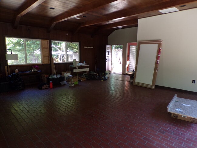 Foto del edificio - 4600 NW Cornell Rd