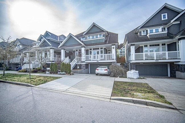 Photo du bâtiment - 16148-1628A 28A Ave