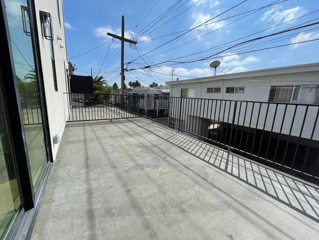 Foto del edificio - JUST COMPLETED MODERN TOWNHOMES! Never Liv...