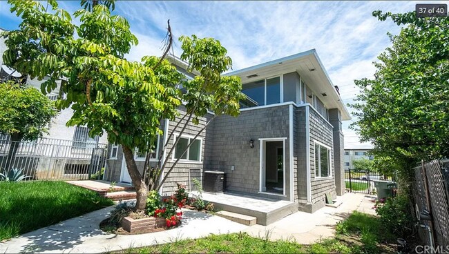 Foto del edificio - 835 N Raymond Ave