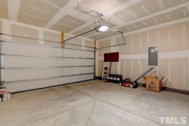 Building Photo - 908 Little John Ln