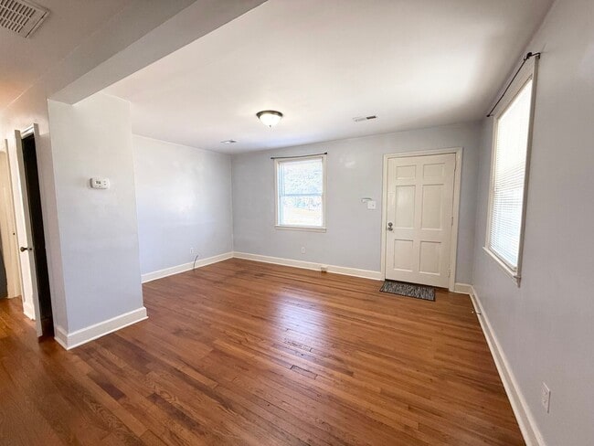 Building Photo - Charming 2 Bedroom Home With Spacious Yard!