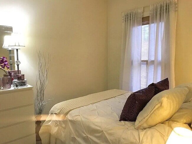 Foto del edificio - "Charming 1-Bed Oasis in Heart of Boston's Historic South End!"