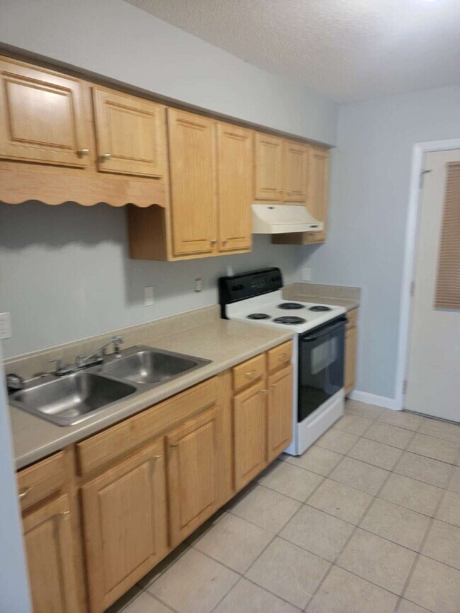 Building Photo - Fantastic location! This end unit offers the perfect blend of convenience and accessibility.