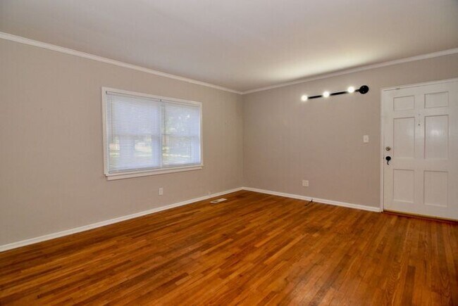 Building Photo - 2 Bedroom Condo at Country Club Hills