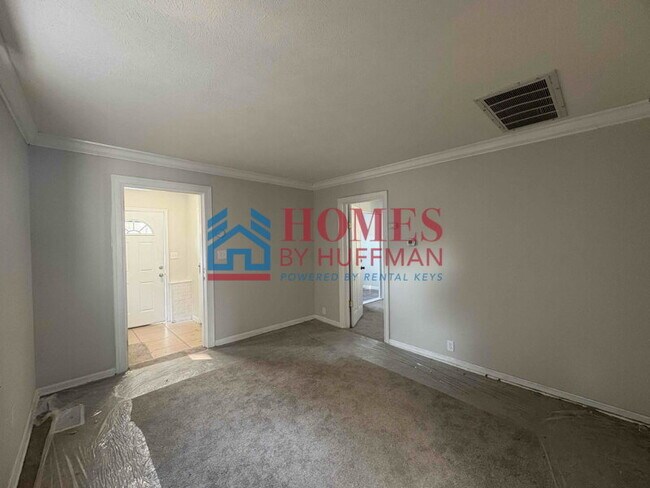 Building Photo - Two Bedroom House | Detached Garage