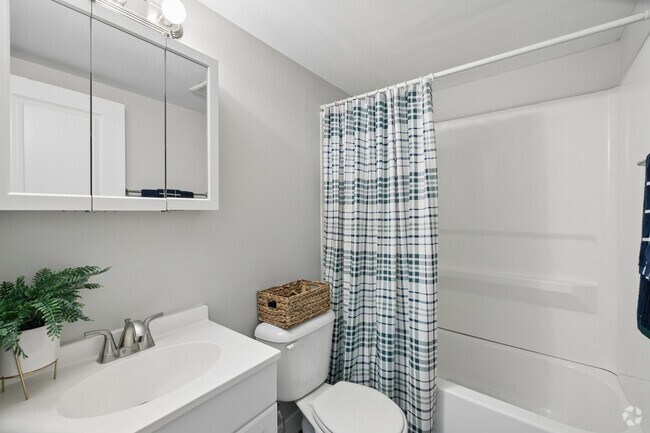 2 habitaciones, 1 baño - 1100 pies cuadrados - Baño principal - Broadway 2