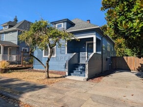 Building Photo - 115 NE 72nd Ave.