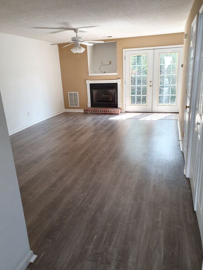 Foto del edificio - Beautiful 2 bed 1.5 bath townhome