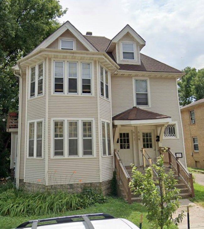Outdoor View - 609 E Johnson St
