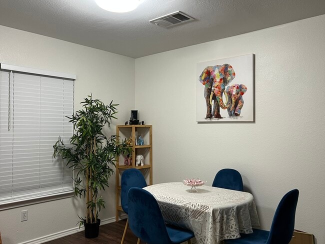 Foto del edificio - 1213 Deerhound Pl