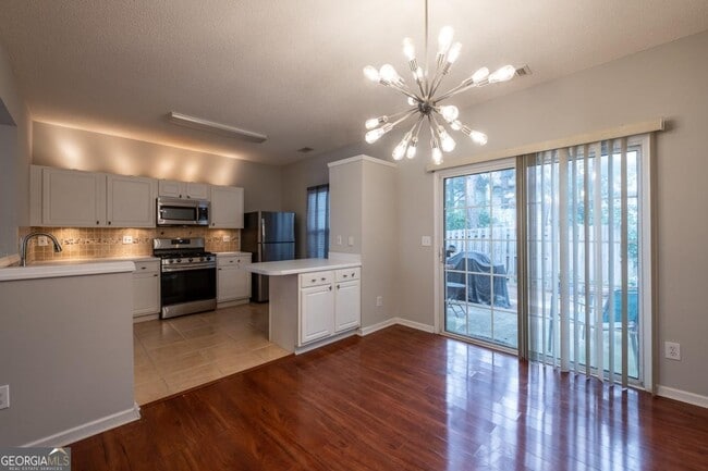 Foto del edificio - 4084 Howell Park Rd