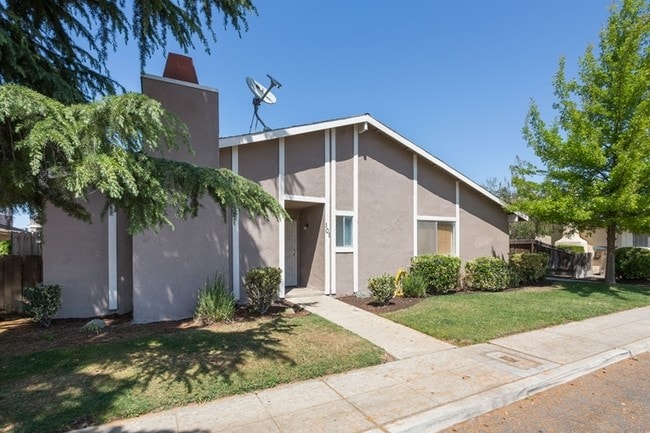 Building Photo - 591 W Ashlan Ave